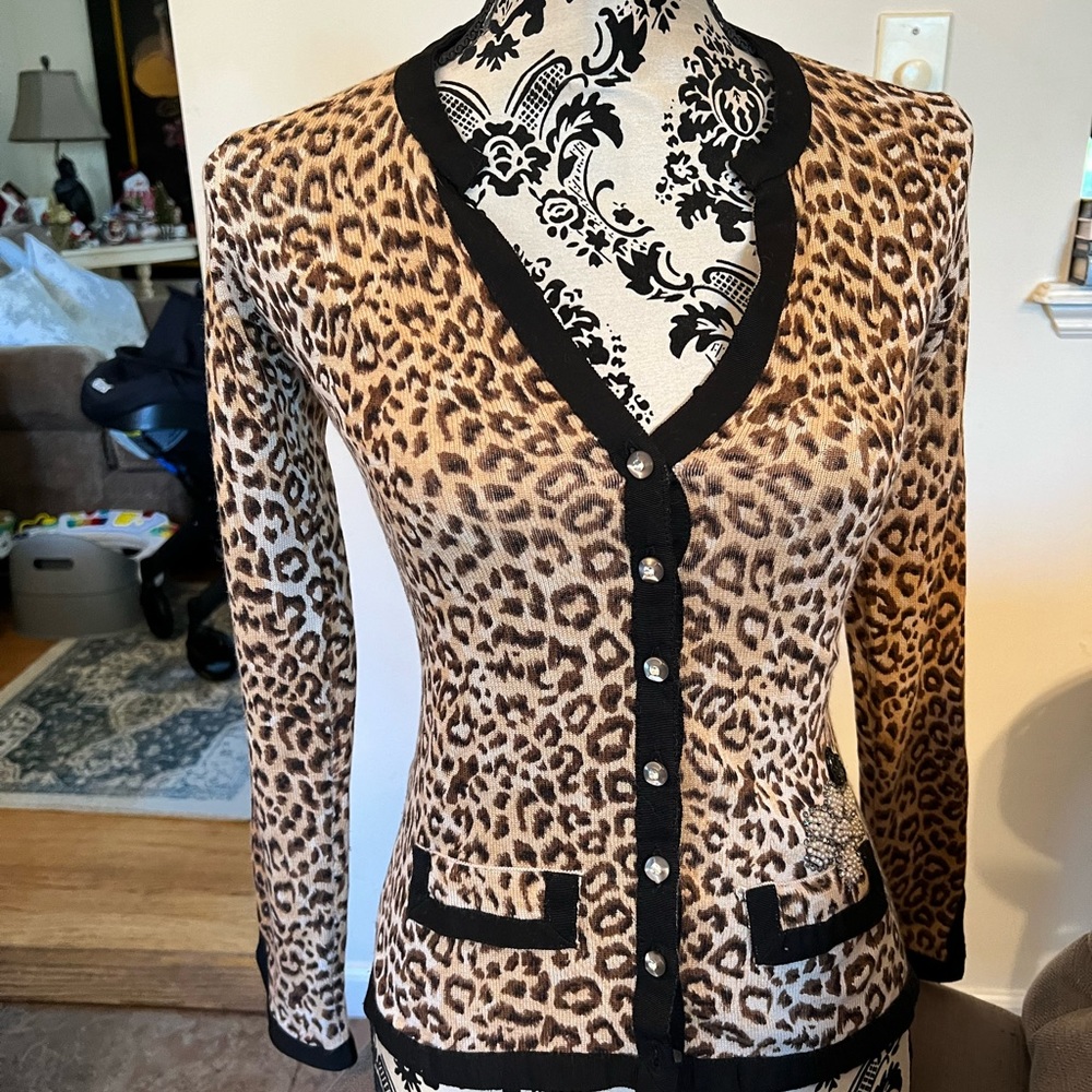 Amazing Sequined Leopard on back of sweater. Fantastic leopard and tailoring!